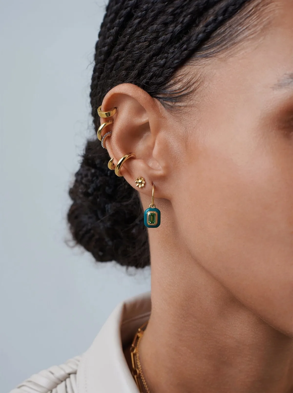 Charm Mini Hoop Earrings - obrazek 2